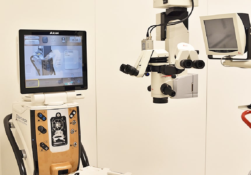白内障手術装置と手術顕微鏡